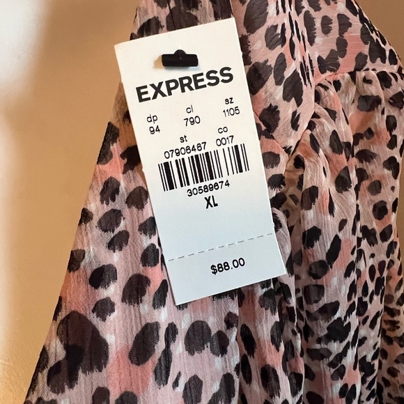 NWT Express pink cheetah leopard print Lin sleeve low cut romper - Picture 2 of 3